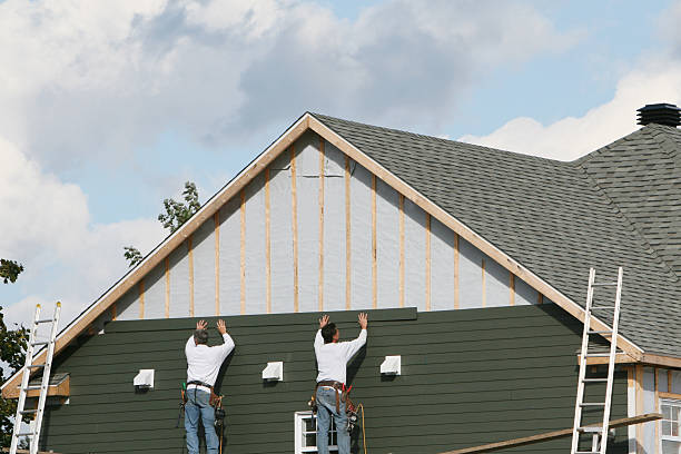 Professional Siding technician working in Freeland, WA